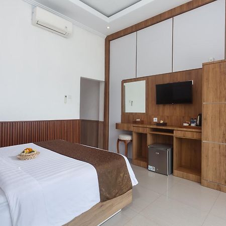 Samuh Ocean Sunset Hotel by WizZeLa Toyapakeh Bagian luar foto