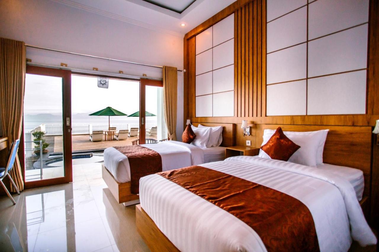 Samuh Ocean Sunset Hotel by WizZeLa Toyapakeh Bagian luar foto
