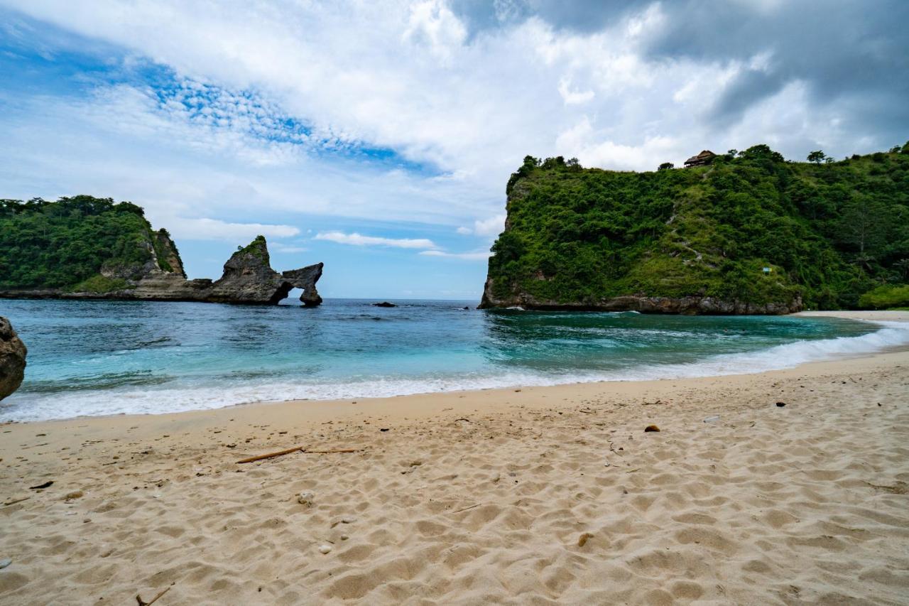 Samuh Ocean Sunset Hotel by WizZeLa Toyapakeh Bagian luar foto