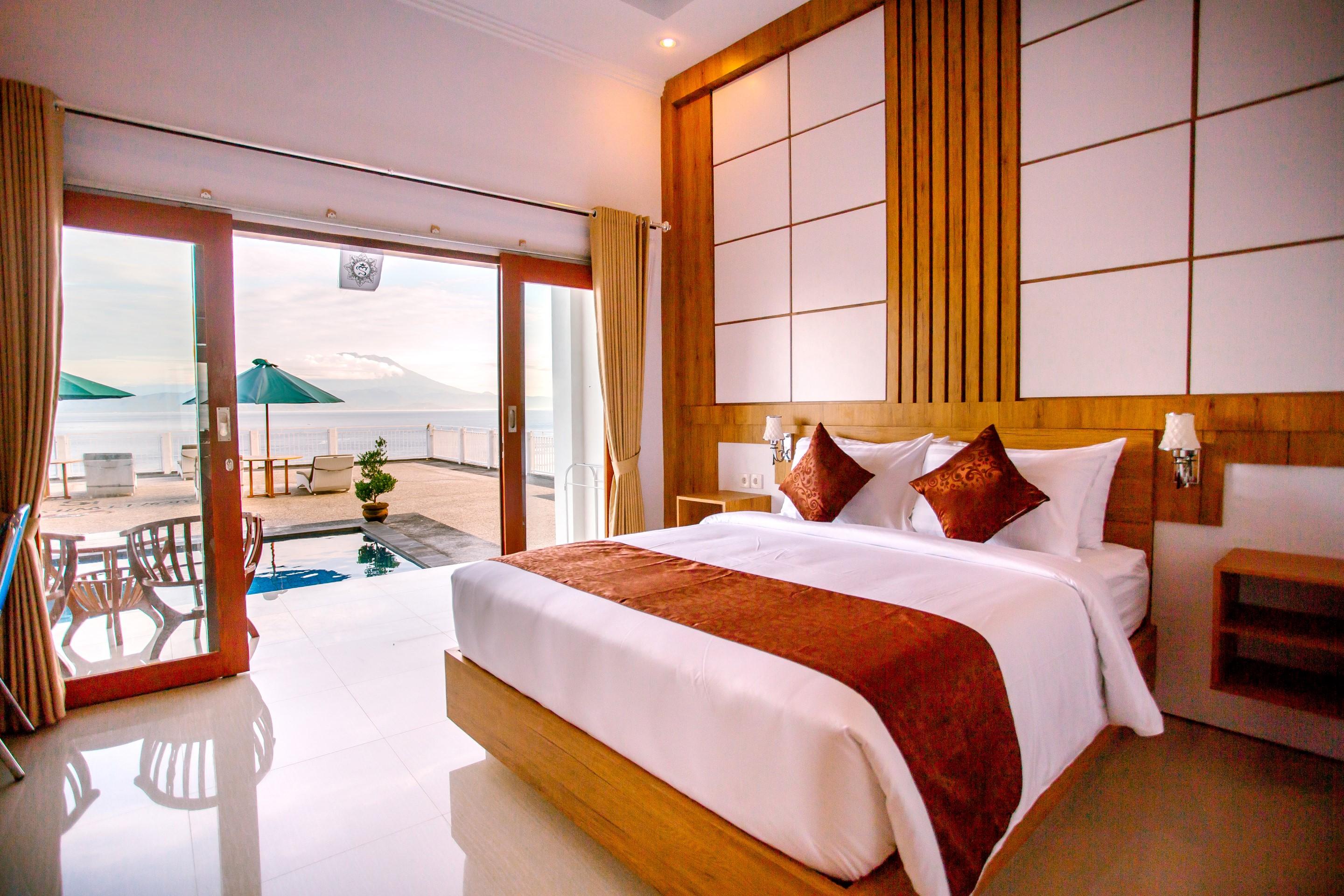 Samuh Ocean Sunset Hotel by WizZeLa Toyapakeh Bagian luar foto