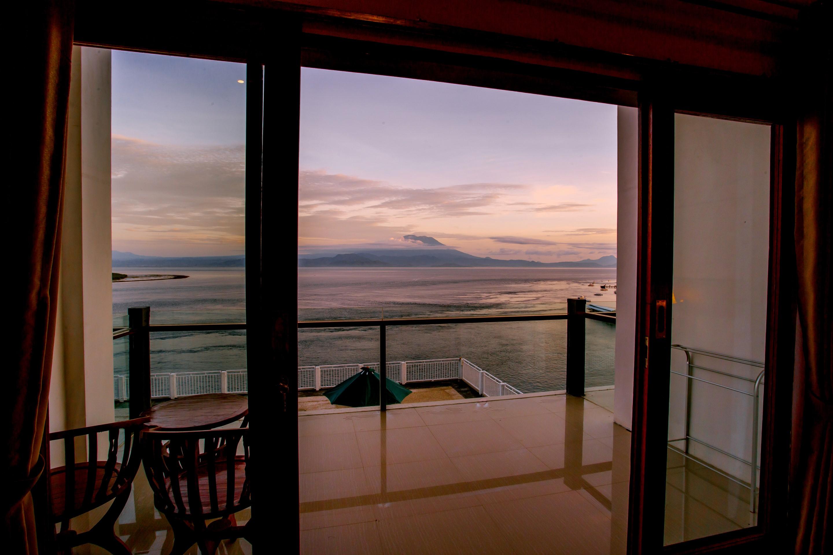 Samuh Ocean Sunset Hotel by WizZeLa Toyapakeh Bagian luar foto