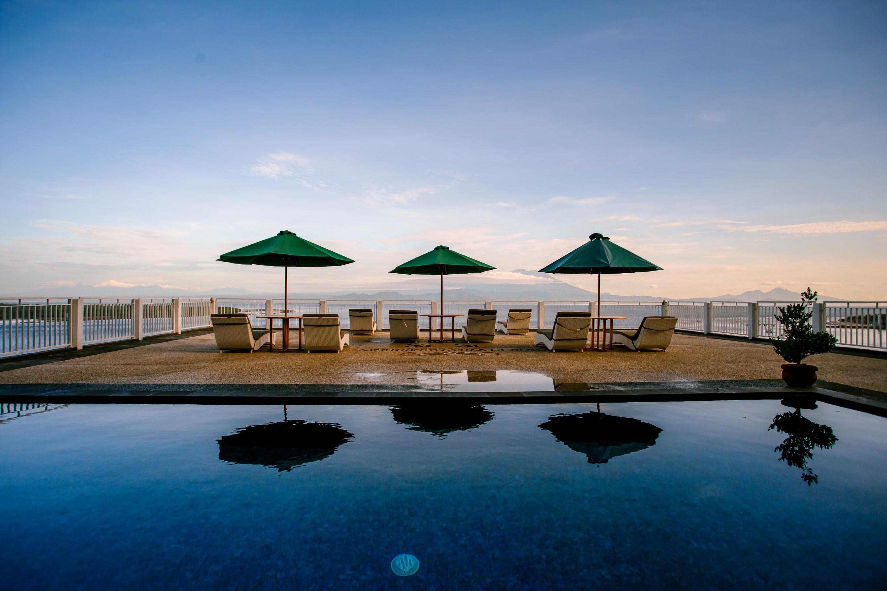 Samuh Ocean Sunset Hotel by WizZeLa Toyapakeh Bagian luar foto
