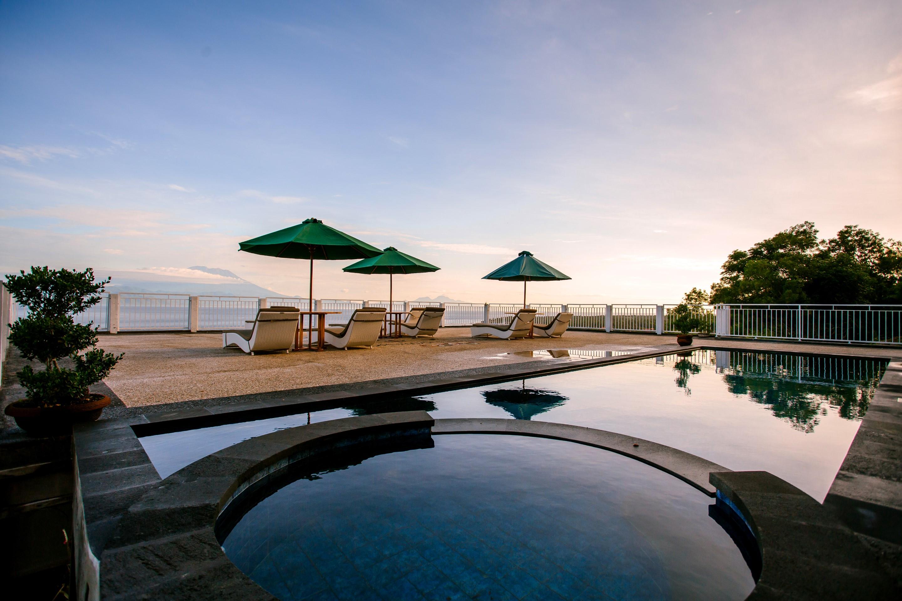 Samuh Ocean Sunset Hotel by WizZeLa Toyapakeh Bagian luar foto