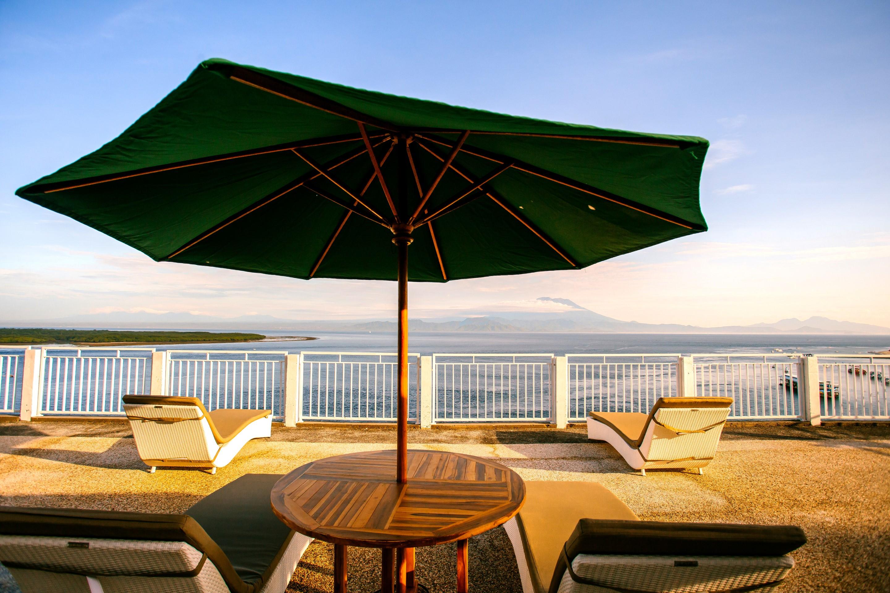 Samuh Ocean Sunset Hotel by WizZeLa Toyapakeh Bagian luar foto