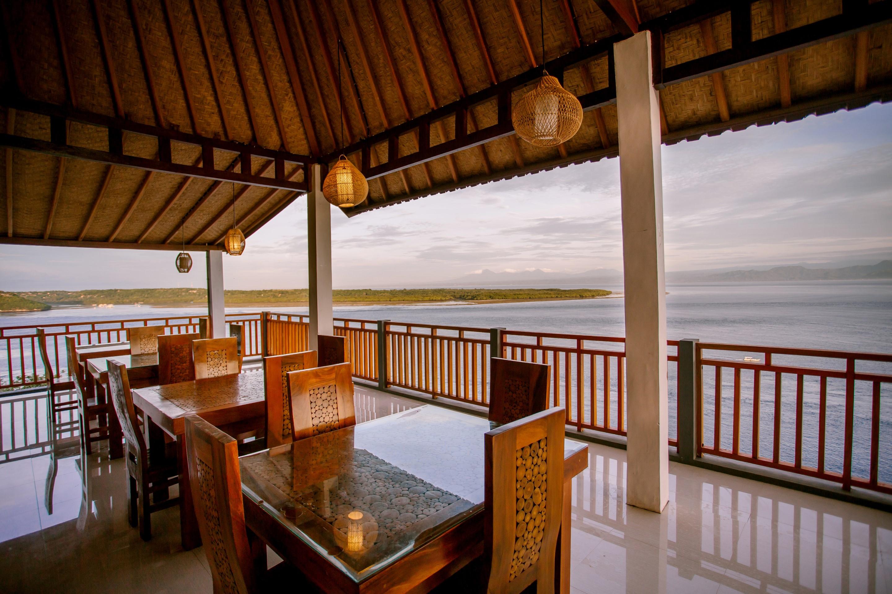 Samuh Ocean Sunset Hotel by WizZeLa Toyapakeh Bagian luar foto