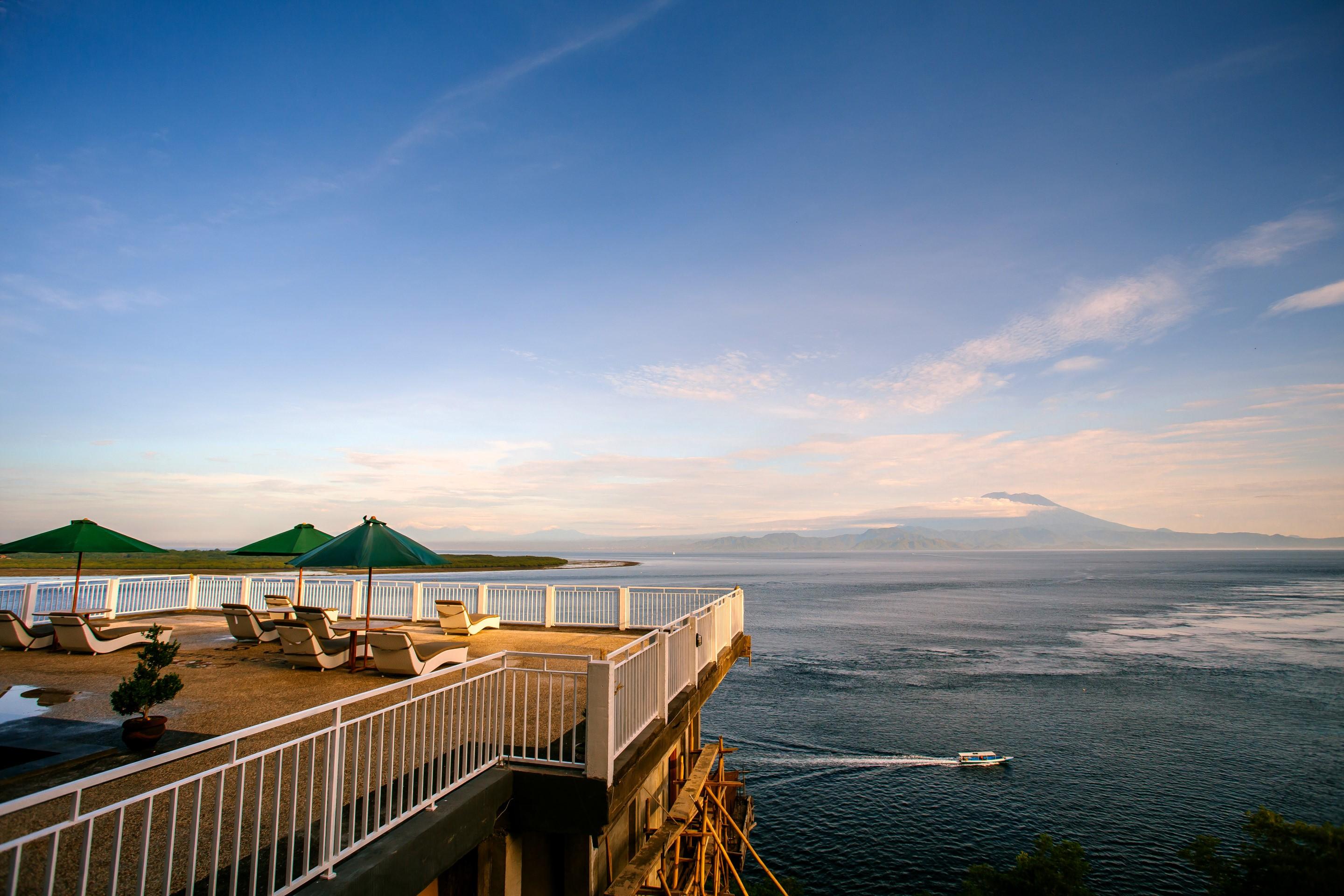 Samuh Ocean Sunset Hotel by WizZeLa Toyapakeh Bagian luar foto