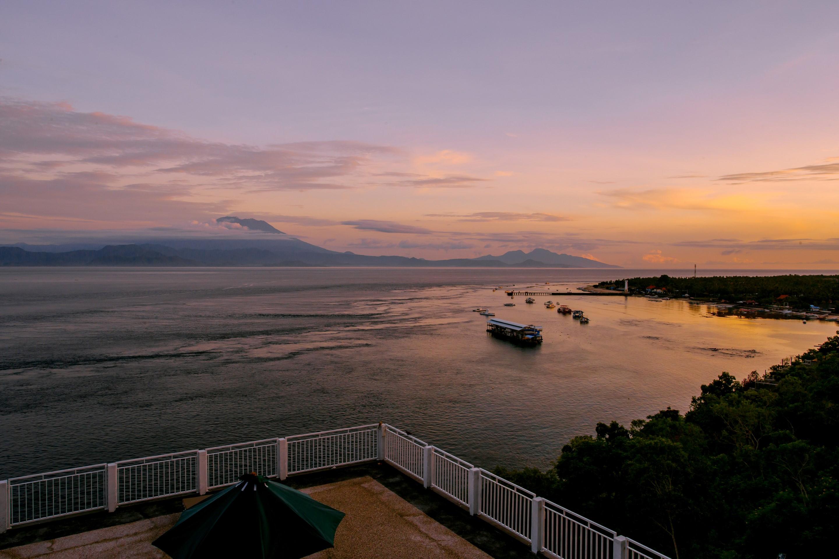 Samuh Ocean Sunset Hotel by WizZeLa Toyapakeh Bagian luar foto