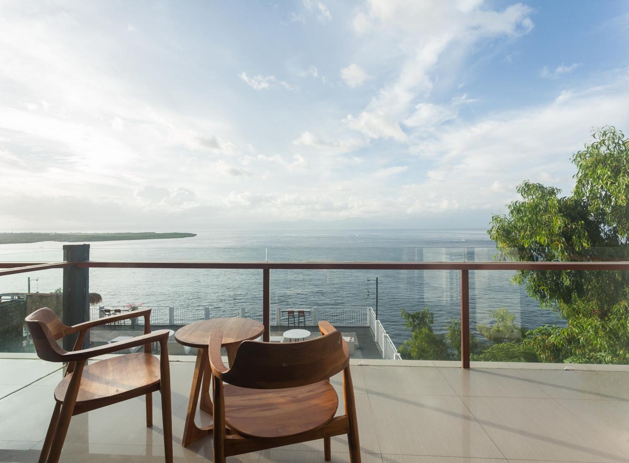 Samuh Ocean Sunset Hotel by WizZeLa Toyapakeh Bagian luar foto