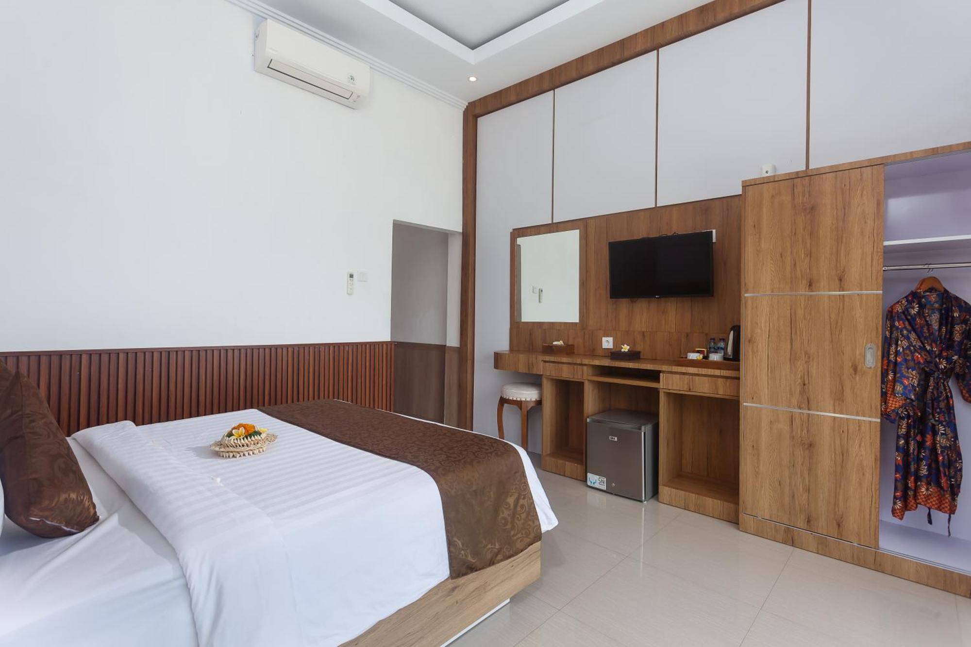Samuh Ocean Sunset Hotel by WizZeLa Toyapakeh Bagian luar foto