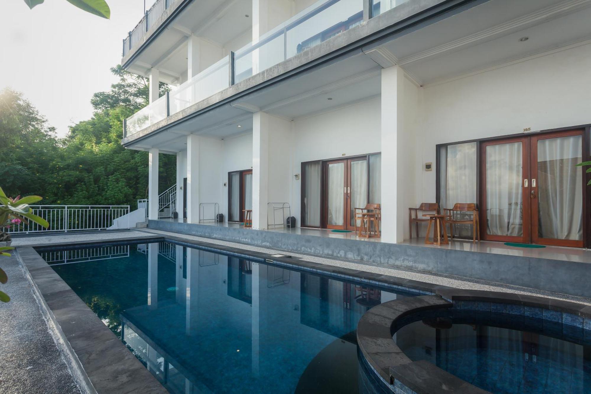 Samuh Ocean Sunset Hotel by WizZeLa Toyapakeh Bagian luar foto