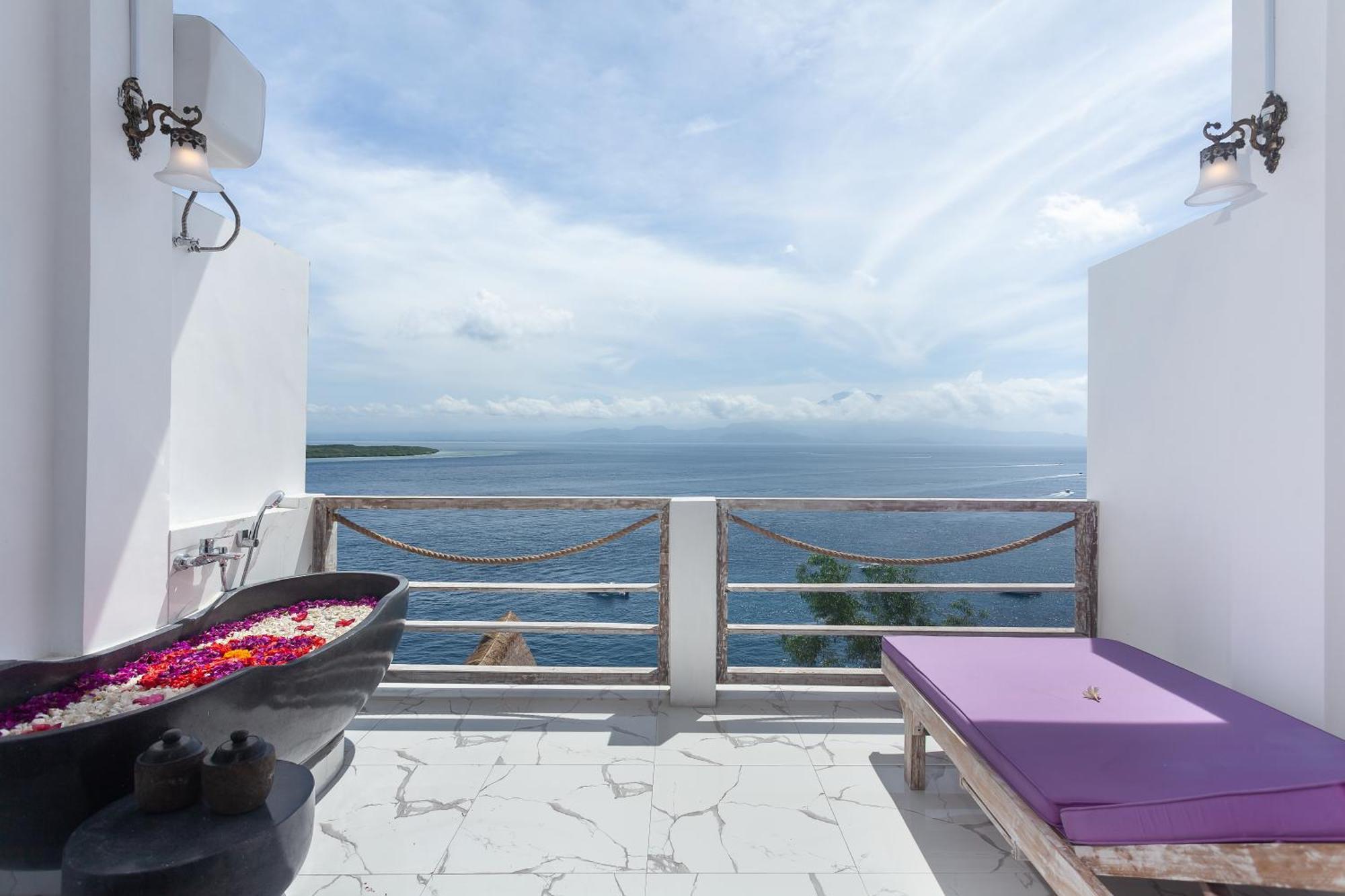Samuh Ocean Sunset Hotel by WizZeLa Toyapakeh Bagian luar foto